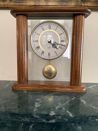 Reloj de sobremesa Radiant con péndulo