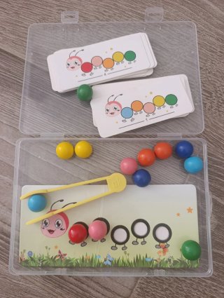 Juego psicomotricidad fina orugas y cuentas