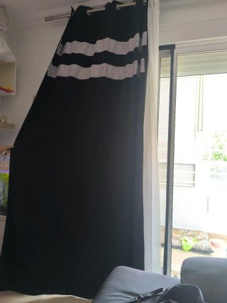 Cortinas negras con detalles plateados