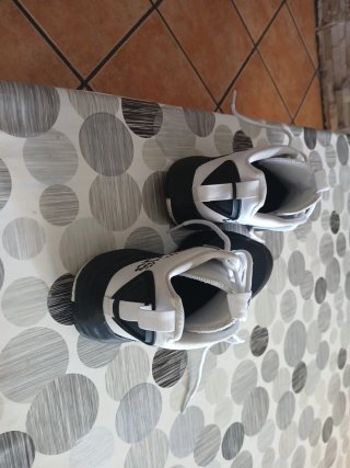 Zapatillas Adidas Negras y Blancas