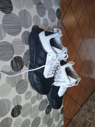 Zapatillas Adidas Negras y Blancas