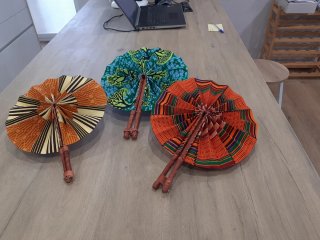 Abanicos artesanos piel