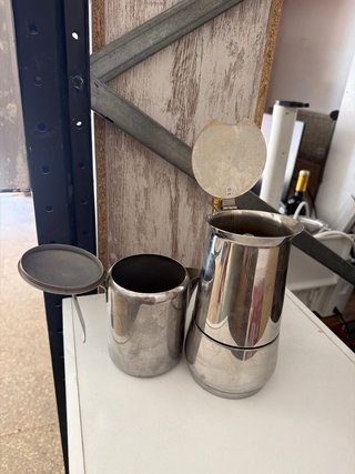 Cafetera italiana y jarra de metal
