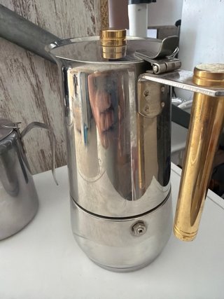 Cafetera italiana y jarra de metal