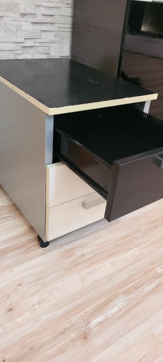 Cajonera de oficina negra y blanca