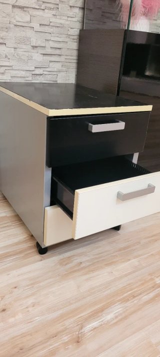 Cajonera de oficina negra y blanca