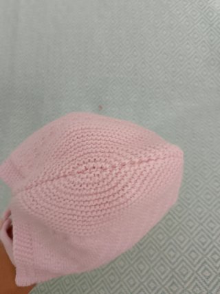 Gorro de bebé rosa tejido