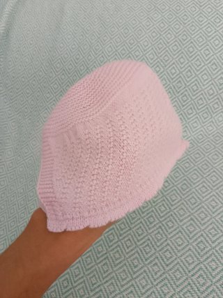 Gorro de bebé rosa tejido