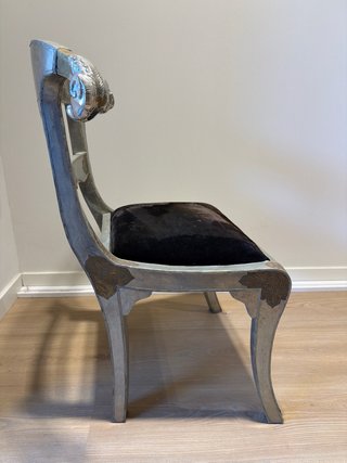 Silla de anticuario con detalles dorados