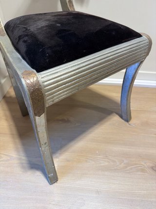 Silla de anticuario con detalles dorados