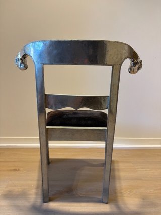 Silla de anticuario con detalles dorados