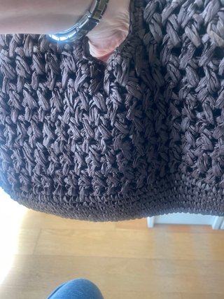 Bolso de rafia marrón tipo cesta