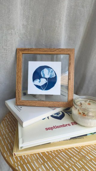 Lámina floral azul y blanca