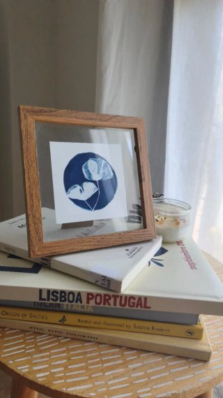 Lámina floral azul y blanca