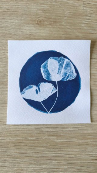 Lámina floral azul y blanca