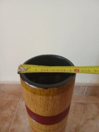 Florero cilíndrico de madera