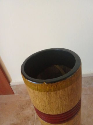Florero cilíndrico de madera