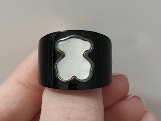 Anillo Tous nacar y resina negro