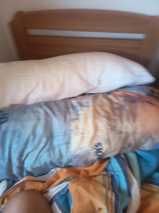 Almohada larga azul y blanca