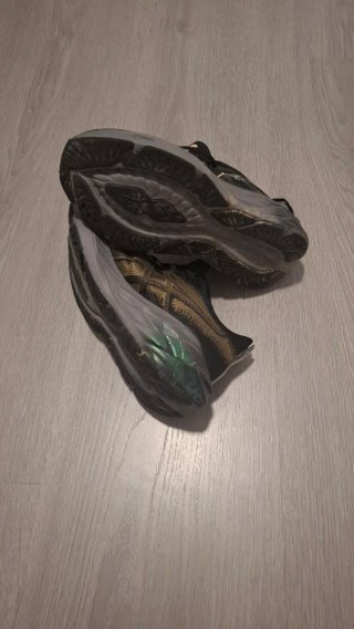 ASICS Zapatillas Running Negro y Dorado