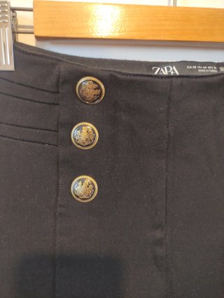 Pantalones Zara negros con botones dorados