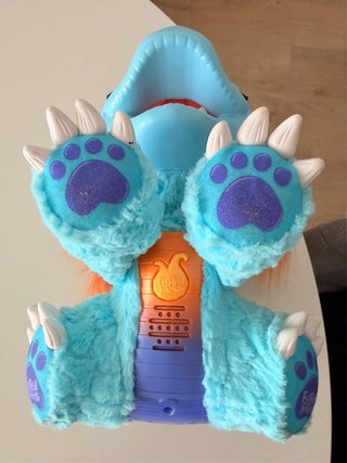 Dragón con movimiento. Saca humo por la boca.