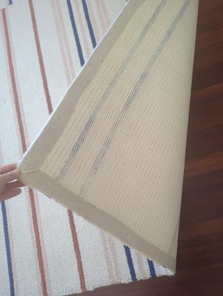 Alfombra de tela a rayas beige y azul