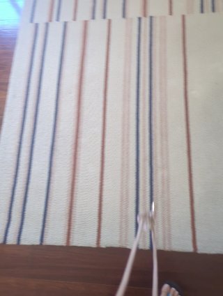 Alfombra de tela a rayas beige y azul