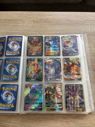 Álbum de cartas Pokémon (algunas falsas)