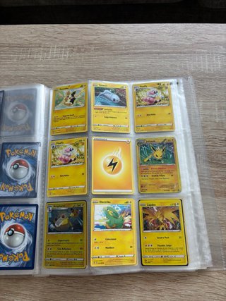Álbum de cartas Pokémon (algunas falsas)