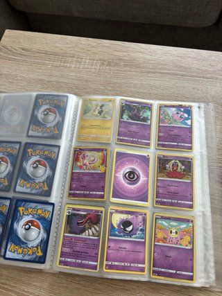 Álbum de cartas Pokémon (algunas falsas)