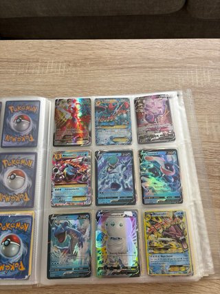 Álbum de cartas Pokémon (algunas falsas)