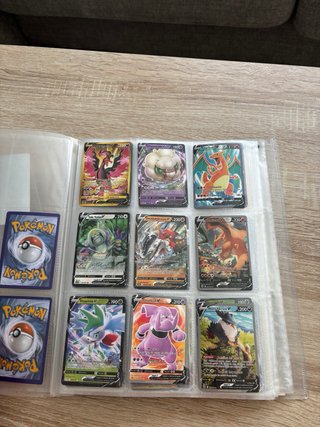 Álbum de cartas Pokémon (algunas falsas)