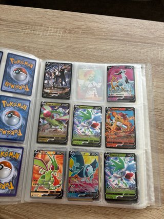 Álbum de cartas Pokémon (algunas falsas)