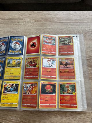 Álbum de cartas Pokémon (algunas falsas)