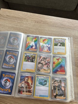 Álbum de cartas Pokémon (algunas falsas)