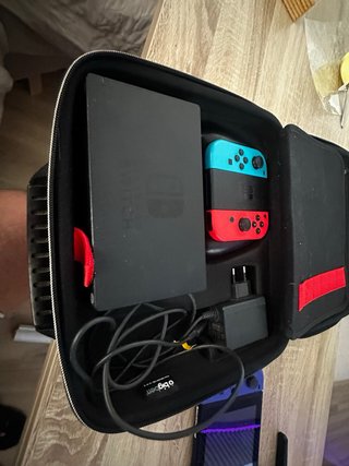 Nintendo Switch + 4 Joy-Con + Maletín