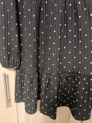 Vestido negro con lunares blancos