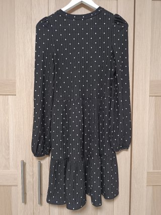 Vestido negro con lunares blancos