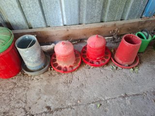 Comedero para gallinas rojo y metálico