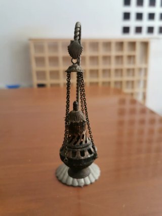 Botafumeiro de metal con base de concha