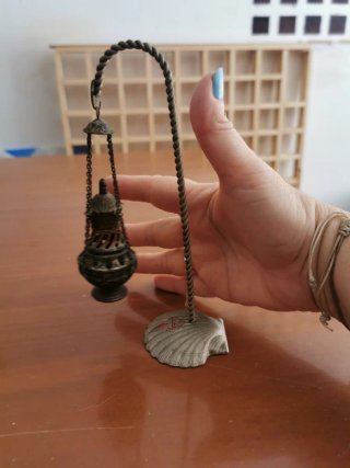 Botafumeiro de metal con base de concha