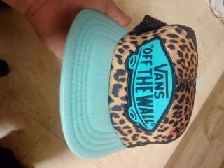 Lote de 2 Gorras Vans; y 1 golden