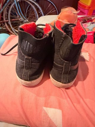 Zapatillas Nike Negras con Forro Rojo