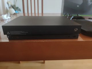 Xbox One X Negra + mando +6 Juegos