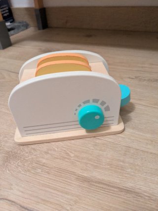 Cocinita de madera con accesorios