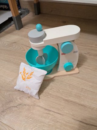 Cocinita de madera con accesorios