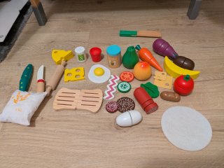 Cocinita de madera con accesorios
