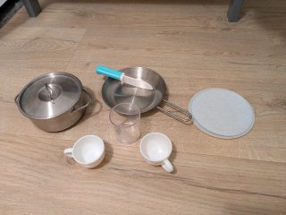Cocinita de madera con accesorios