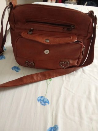 Bolso marrón con detalles de corazón